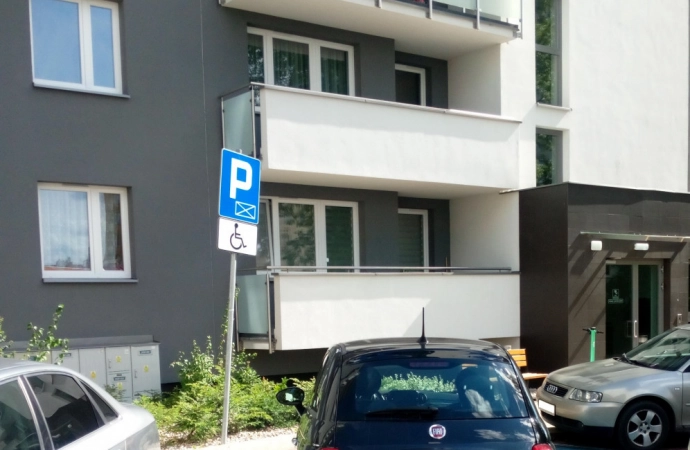 {Olsztyńska Straż Miejska ostrzega – będzie odholowywać źle zaparkowane samochody.}