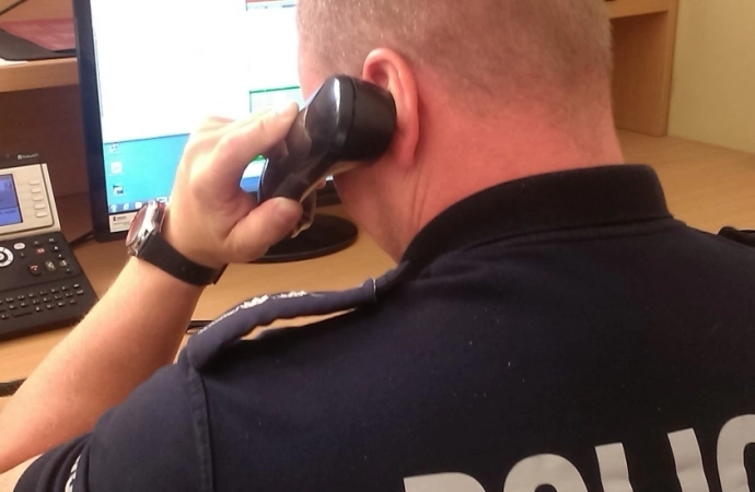 {Policjanci z Olsztyna pomogli 24-latkowi, który utknął w bagnie.}