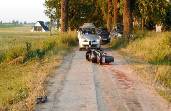 {Niedaleko Galin motocyklista wjechał na linę rozciągniętą w poprzek drogi.}